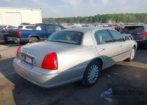 2005 Lincoln Town Car Signature z USA, uszkodzony, nr VIN 1LNHM81W25Y622466